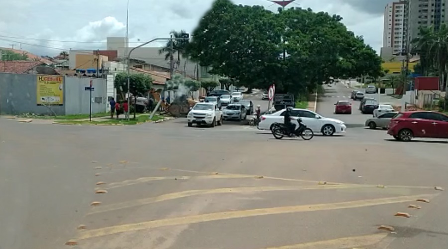 Bandidos em fuga após roubo a residência perdem controle e capotam veículo 1