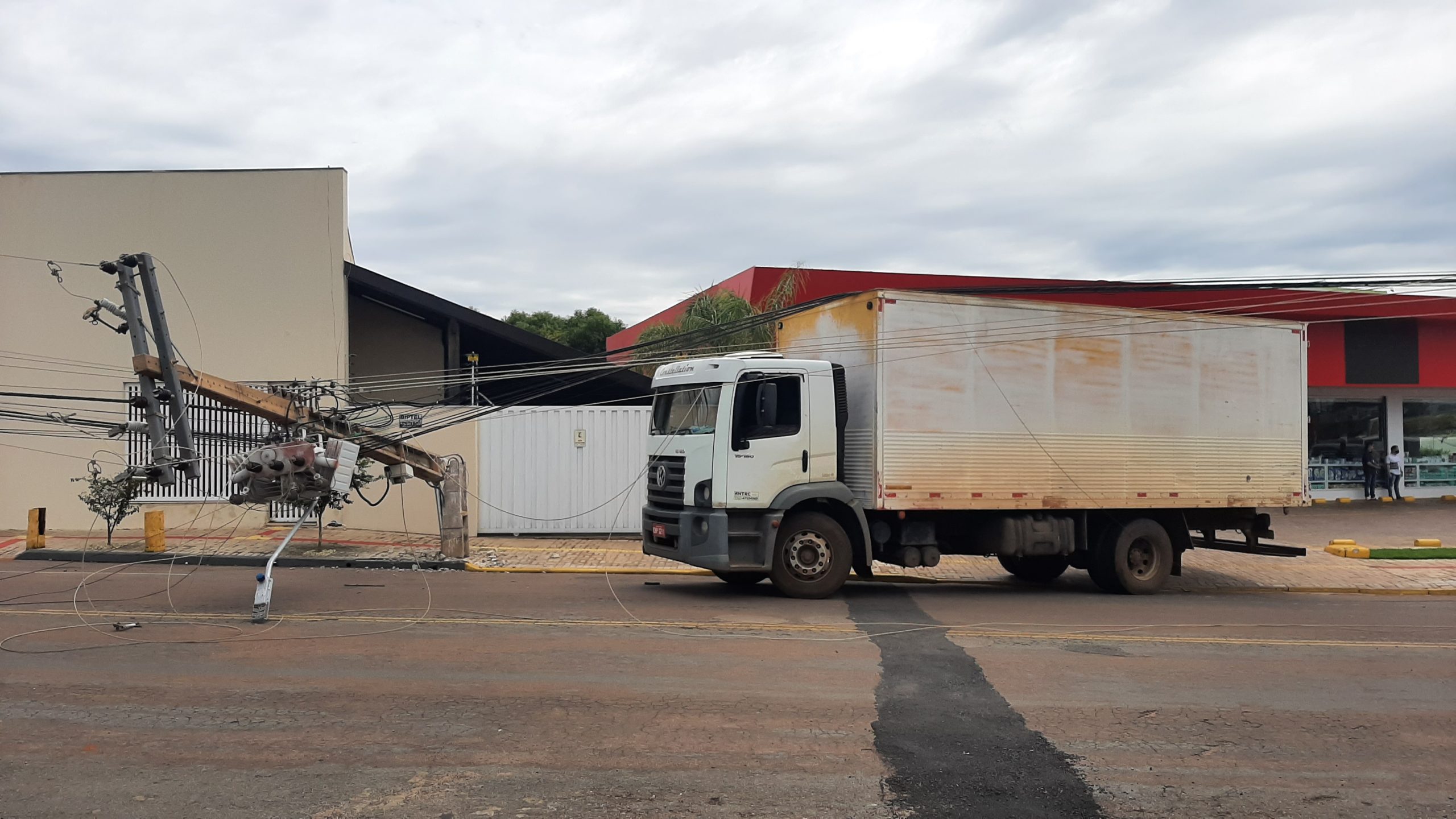 Caminhão esbarra em poste e causa estrago na Vila Aurora 1