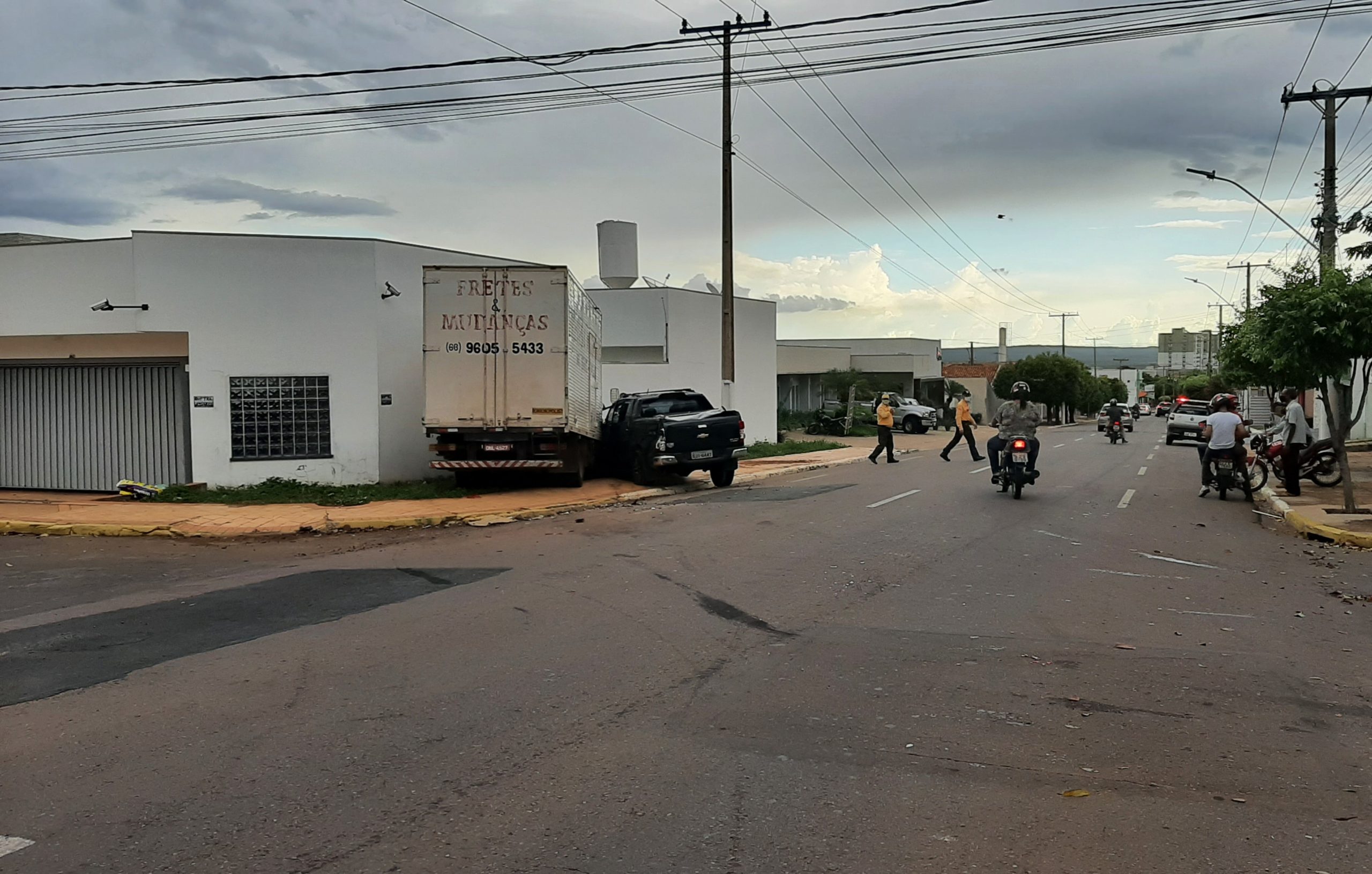 Indivíduos tomam caminhonete a força do proprietário, causam acidente e um é preso 1