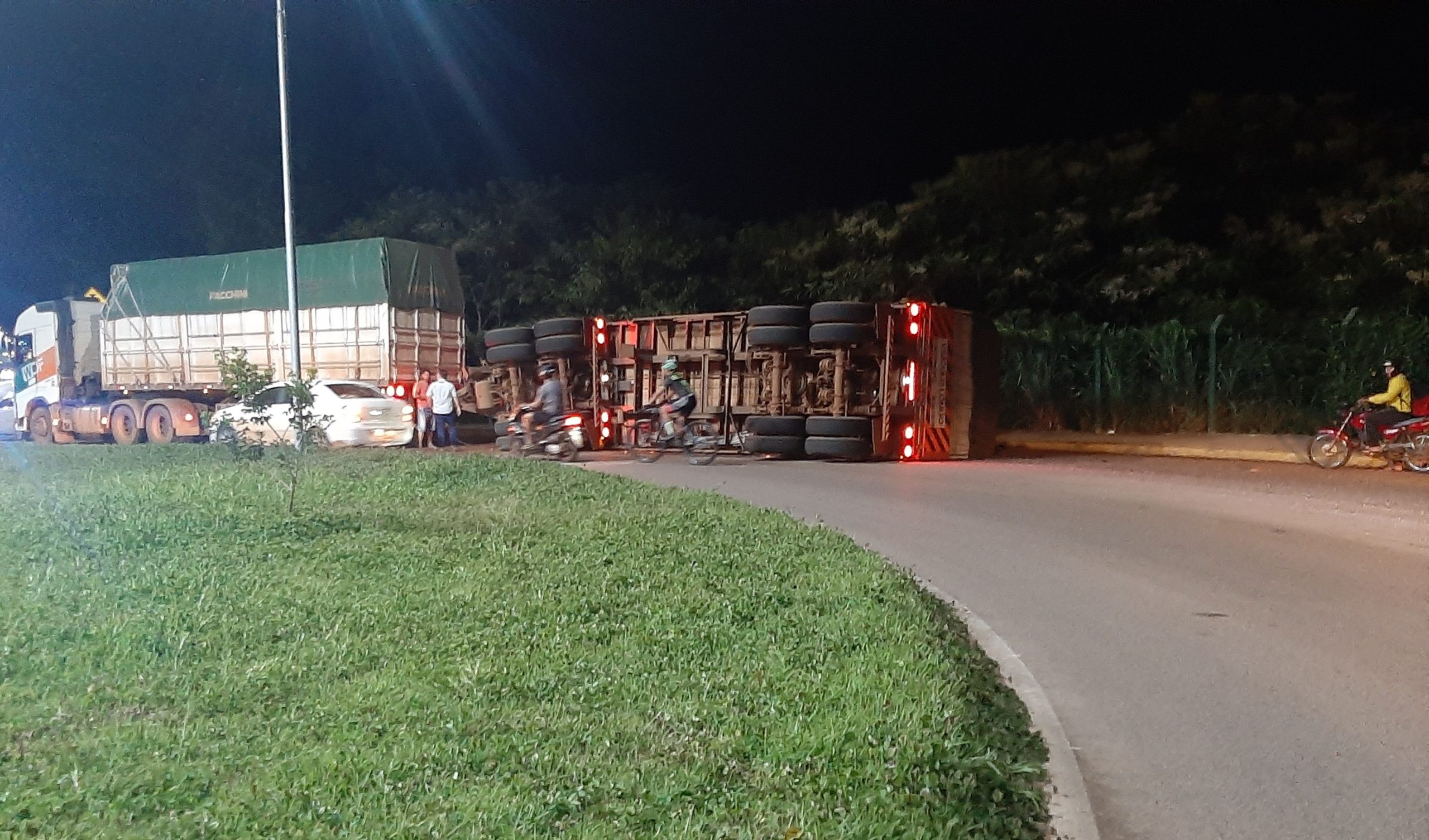 Vagão traseiro de bitrem carregado com algodão tomba em avenida importante da cidade de Rondonópolis 1