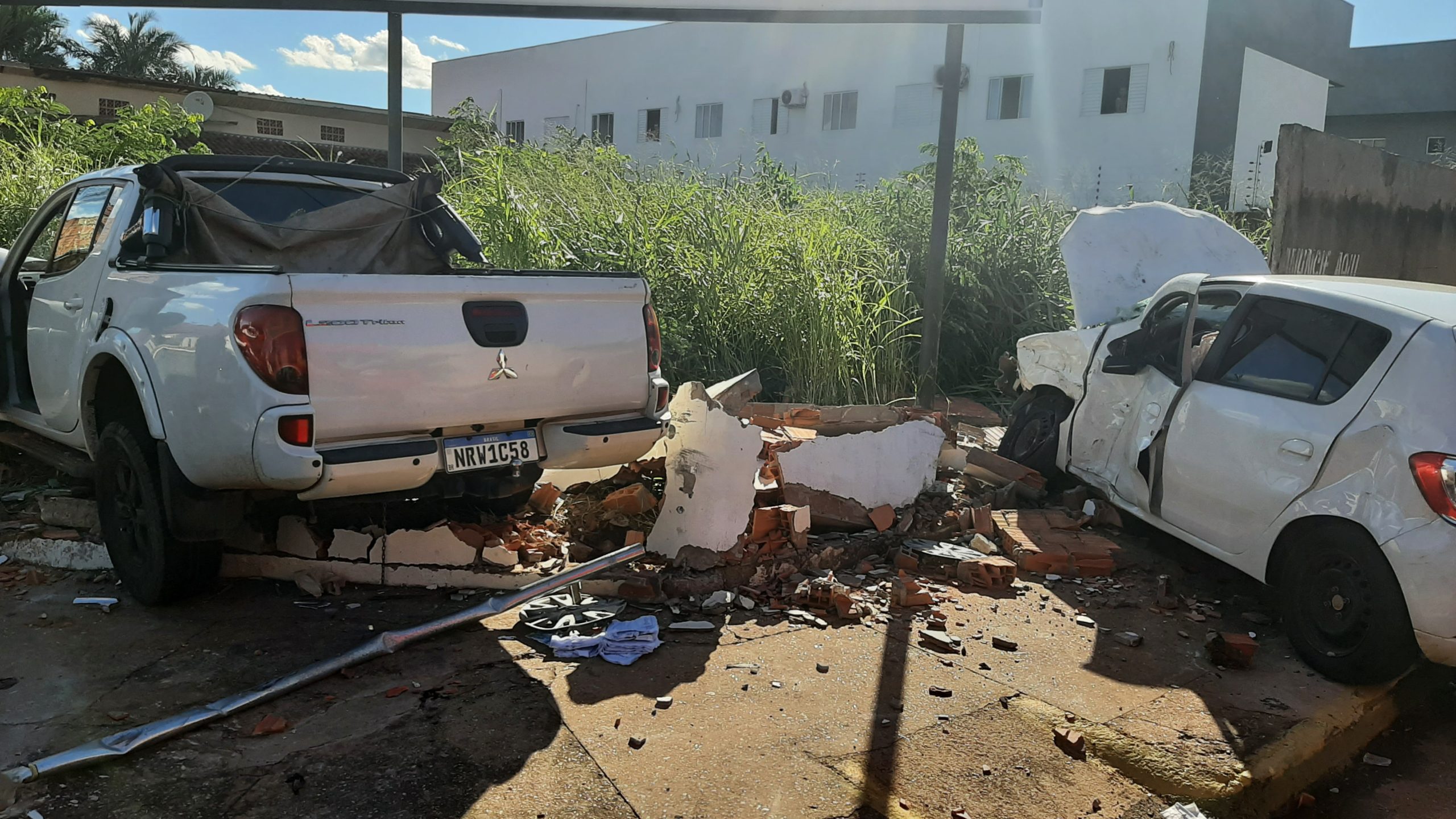 Condutor não para em cruzamento invade preferêncial e causa acidente grave 1