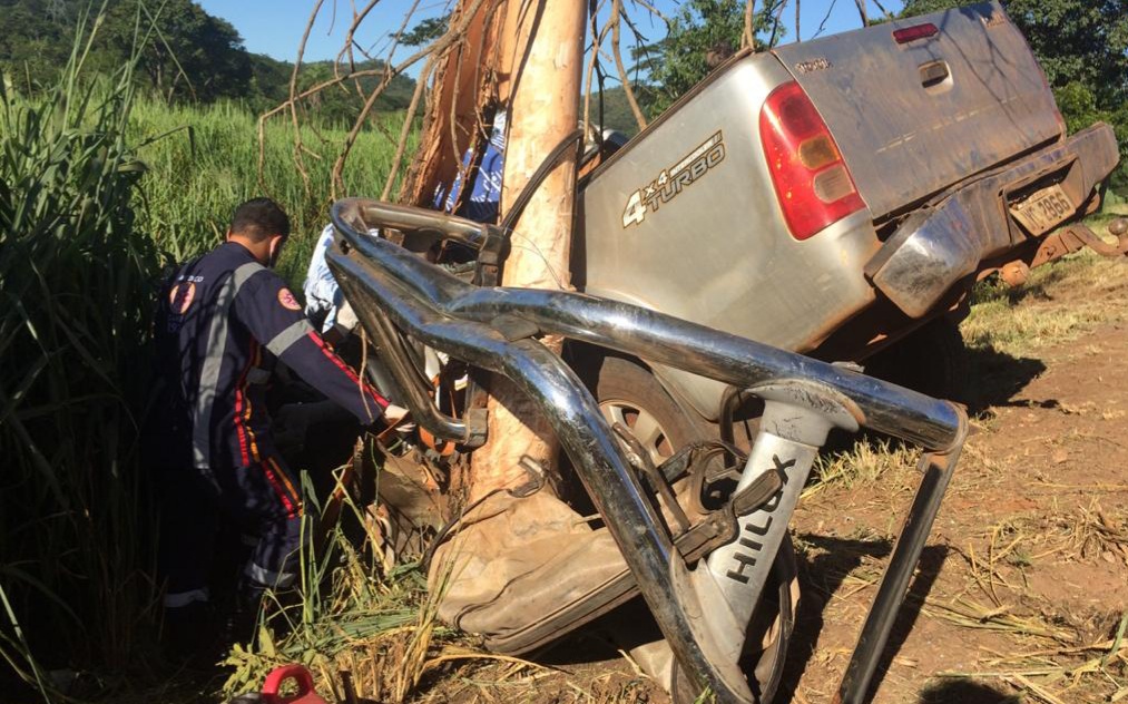 Motorista de Hilux fica gravemente ferido na BR 364 após perder o controle do veículo e colidir em uma árvore 1