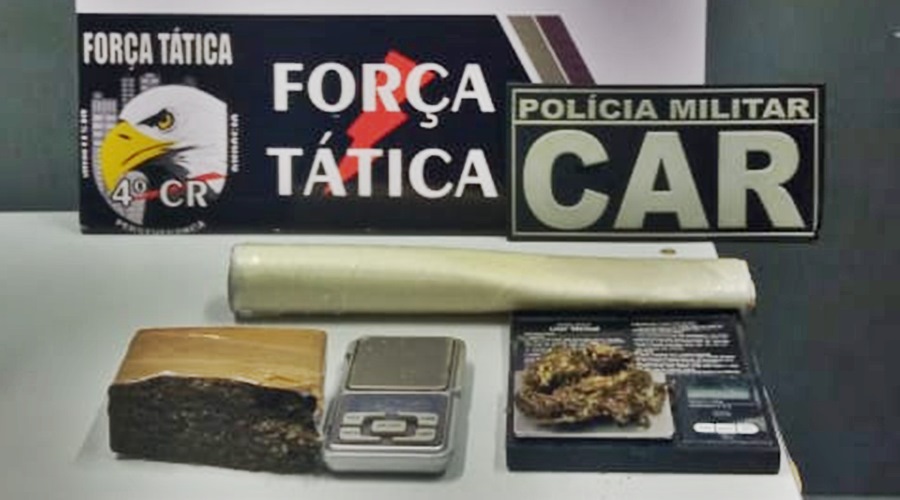 Após denúncias dois indivíduos foram presos pela PM com quase meio quilo de maconha 1