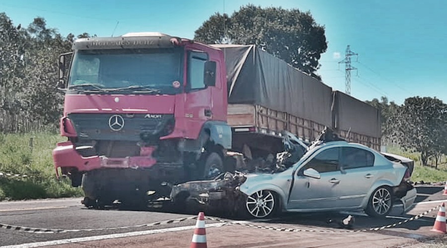 Colisão violenta na MT 130 entre carro e carreta deixa jovem de 29 anos sem vida 1