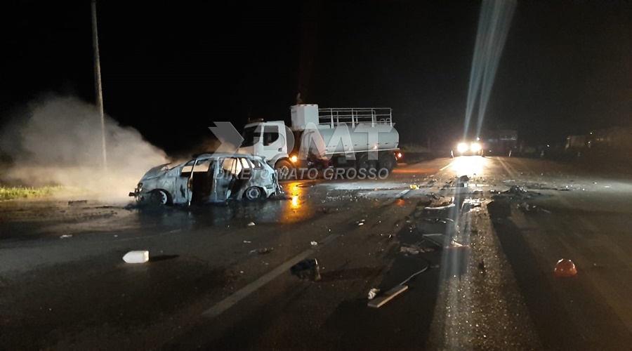 Carreteiro faz manobra arriscada, provoca acidente e carro envolvido pega fogo 1