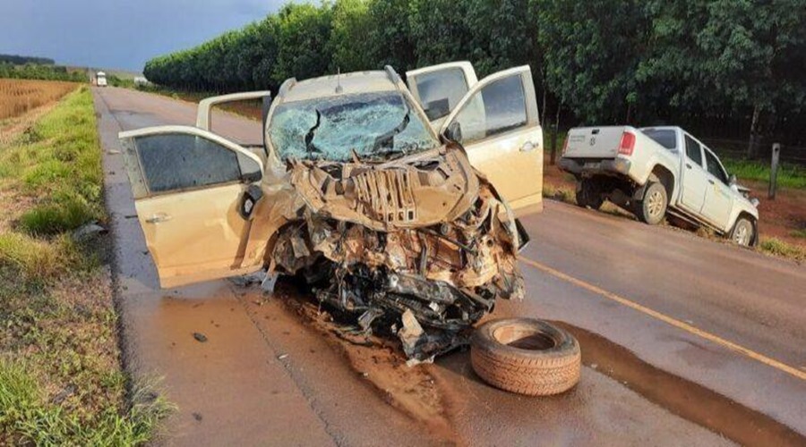 Colisão frontal entre duas caminhonetes deixa uma pessoa morta e outras duas feridas em MT 1