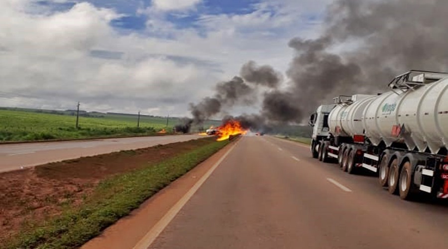 Carreta tanque carregada de produto inflamável tomba na BR 163 e pega fogo; veja o video 1