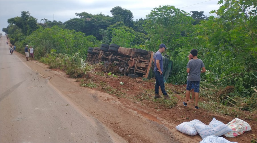 Colisão entre utilitário e carreta no anel viário em Rondonópolis deixa duas pessoas feridas 1