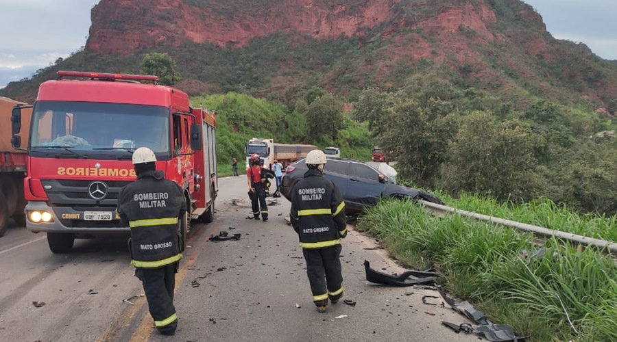 Motorista morre esmagado após colisão violenta entre carro de passeio e carreta na Serra da Petrovina 1