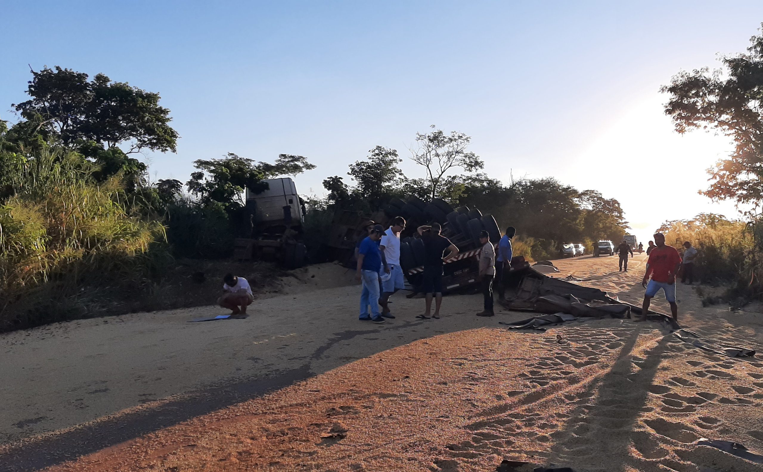 Carreta tomba após colisão com Uno e a carga fica toda espalhada na pista 1