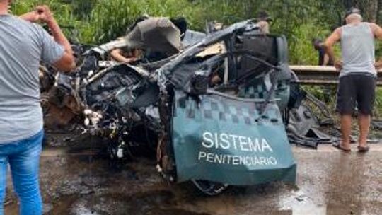 Colisão entre carreta e uma viatura do sistema prisional tira a vida de dois policiais penal. 1