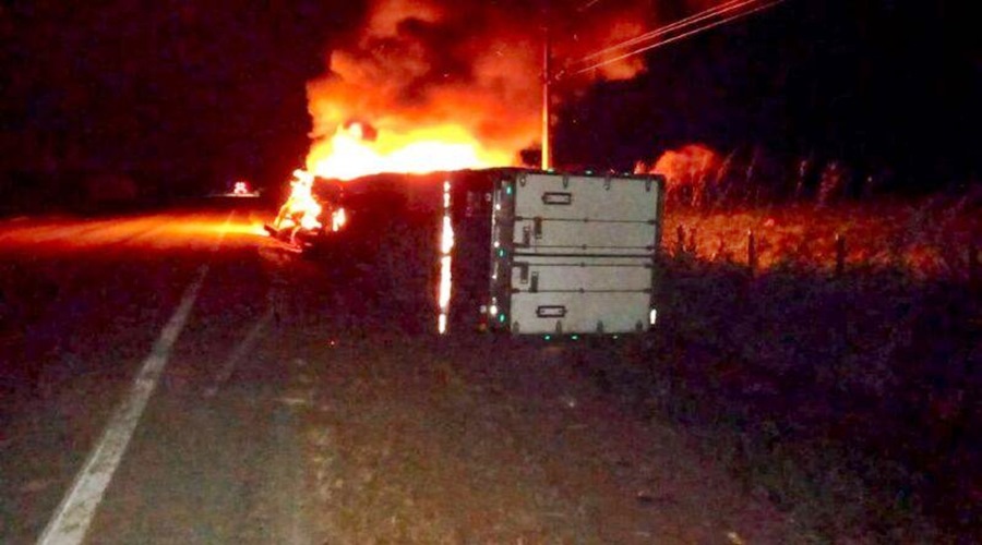 Após motorista perder o controle caminhão tomba e em seguida é destruído pelo fogo 1