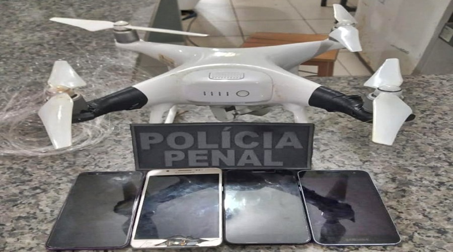 Policiais penais apreendem drone com quatro celulares na Penitenciária da Mata Grande 1