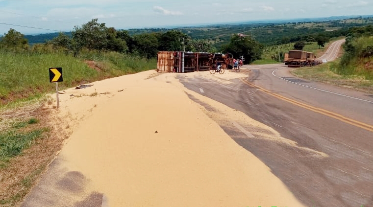 Casal fica ferido após carreta tombar na MT 130 em Rondonópolis 1