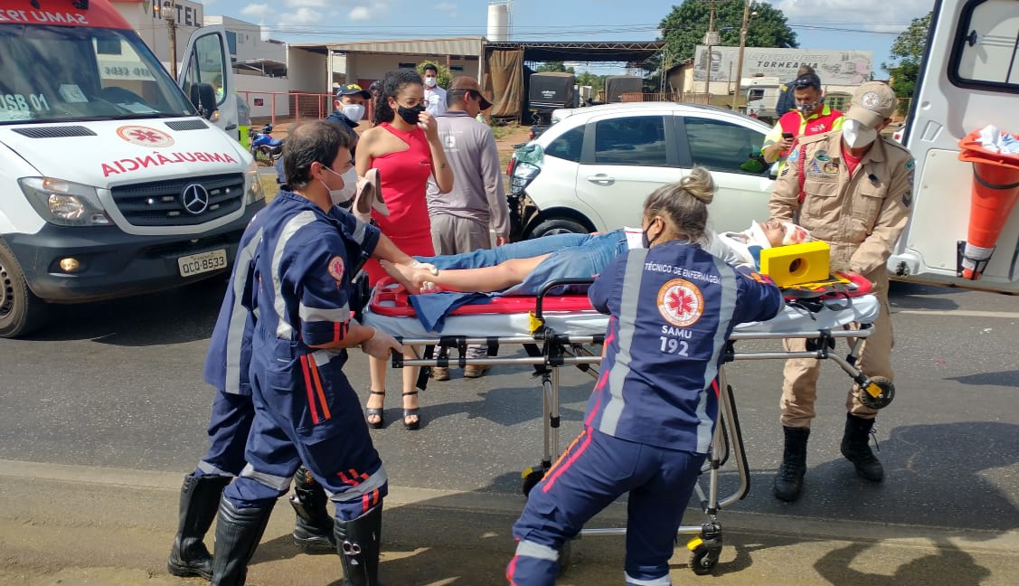 Mulher fica gravemente ferida durante acidente envolvendo três veículos 1