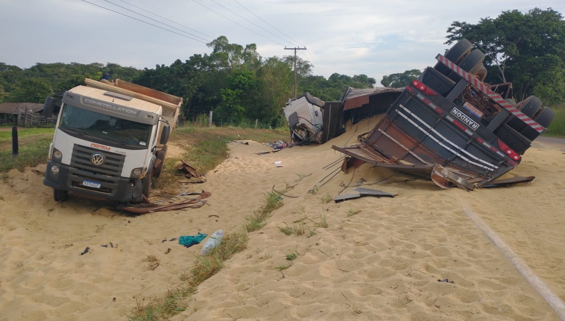 Dois motoristas ficam feridos após carreta tombar na MT 130 e colidir em outros dois veículos 1