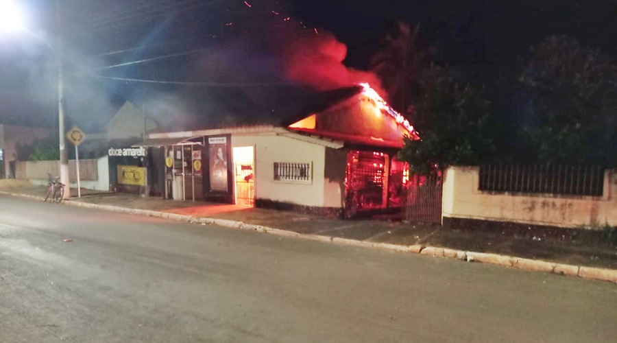 Uma residência e um comercio ficam destruídos pelo fogo no município de Jaciara 1