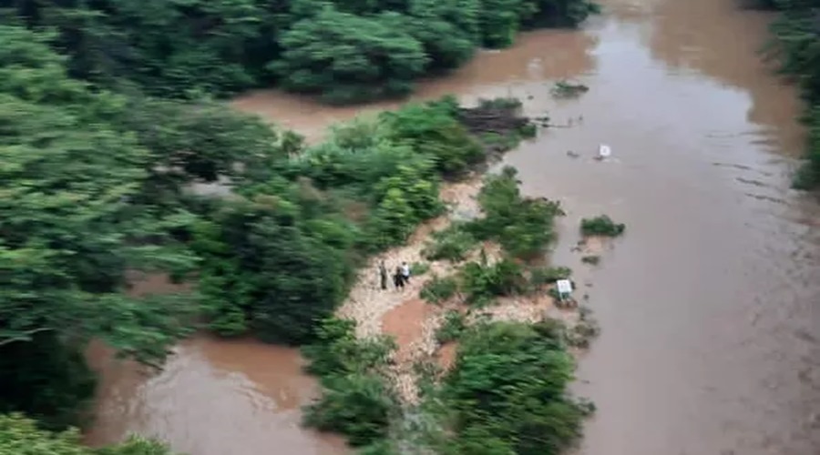 Quatro Pessoas são resgatadas pelo Ciopaer após ficarem ilhadas no Rio Coxipó em MT 1