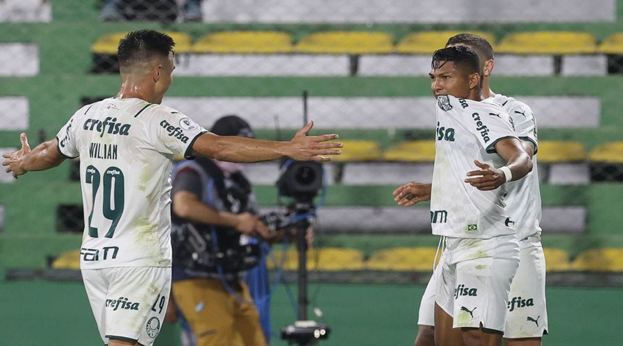 Palmeiras vence e fica perto do título da Recopa Sul-Americana 1