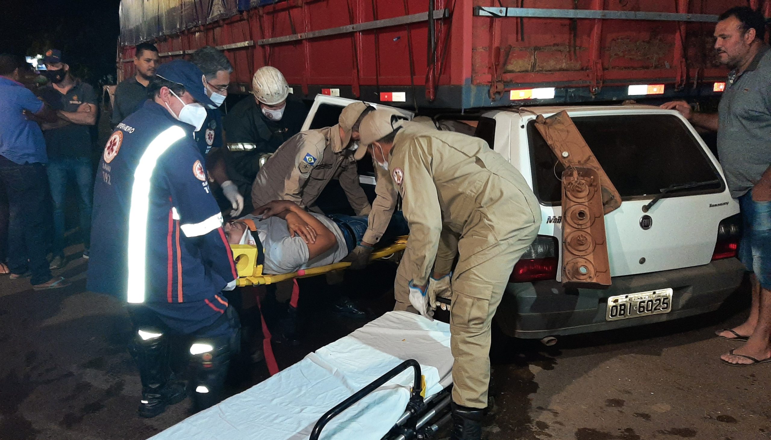 Motorista de Fiat Uno fica ferido durante colisão traseira em carreta estacionada 1