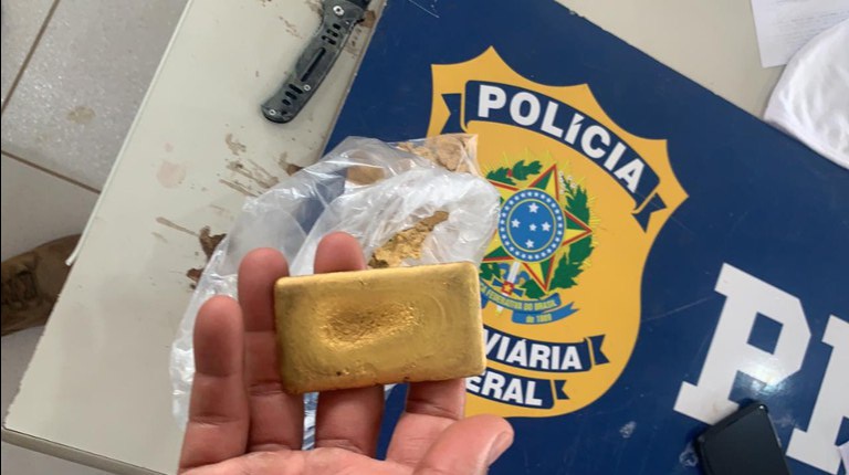 Polícia Rodoviária Federal apreende mulher transportando quase um quilo de ouro 1