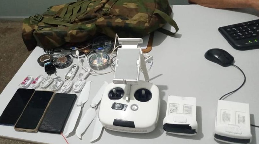 Dois homens foram presos por policiais penais com baterias e controle de drone 1