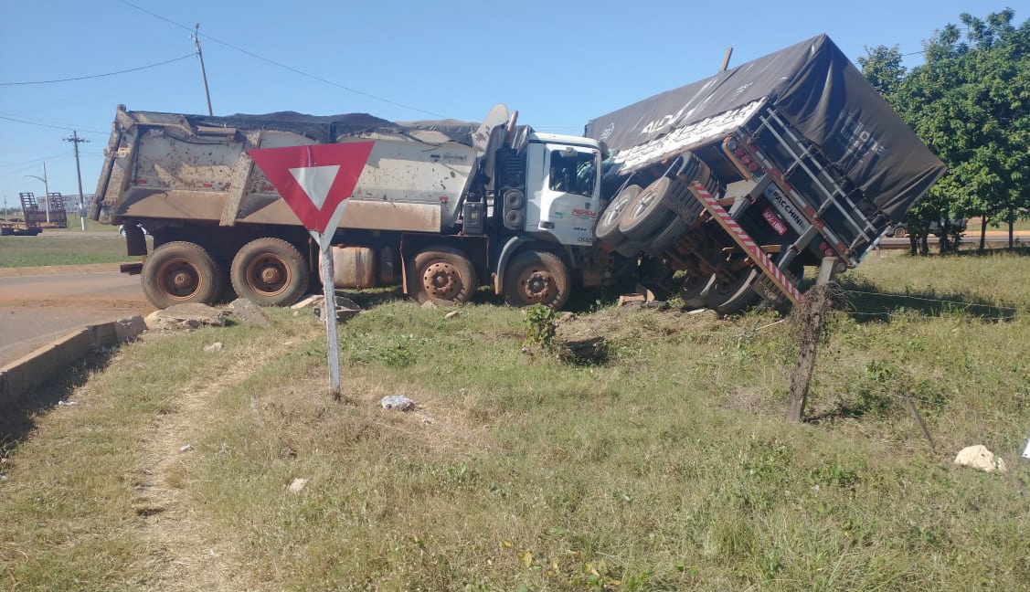 Falta de atenção resulta na colisão de dois caminhões na MT 130 em Rondonópolis 1