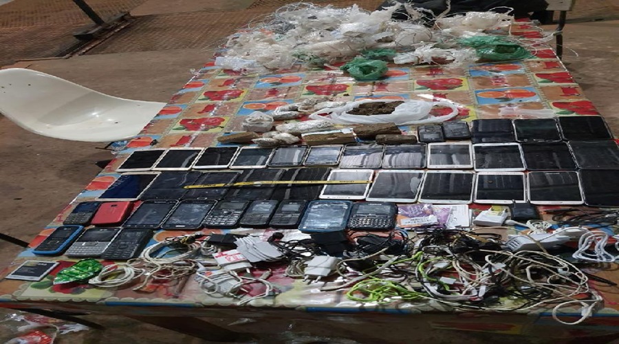 Policiais penais encontram 40 celulares e 18 porções de entorpecentes na Mata Grande 1