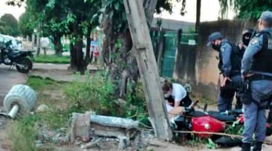 Ao tentar fugir da PM motoqueiro perde controle colide em poste e morre no hospital 1