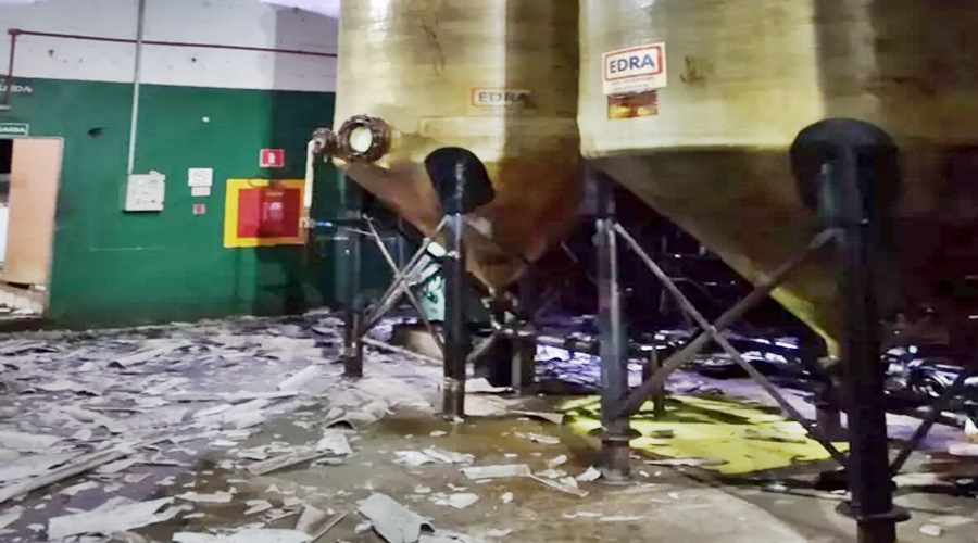 Tanque em fábrica de óleo diesel explode e Corpo de Bombeiros isola o local em MT 1