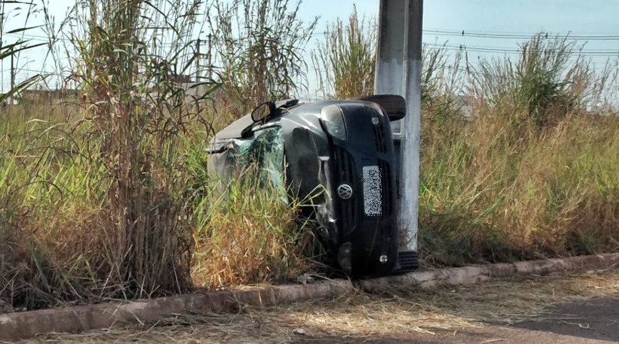 Motorista fica ferido após perder o controle do carro e capotar em Rondonópolis 1