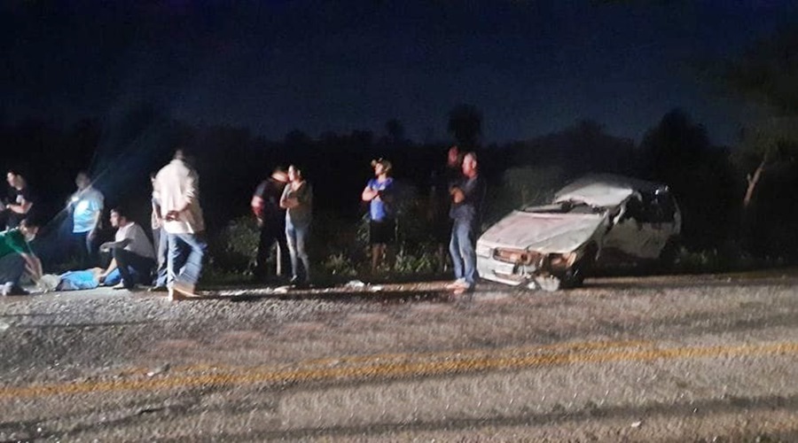 Fiat Uno bate em Tamanduá capota e colide em caminhão na BR 364 próximo a Pedra preta 1