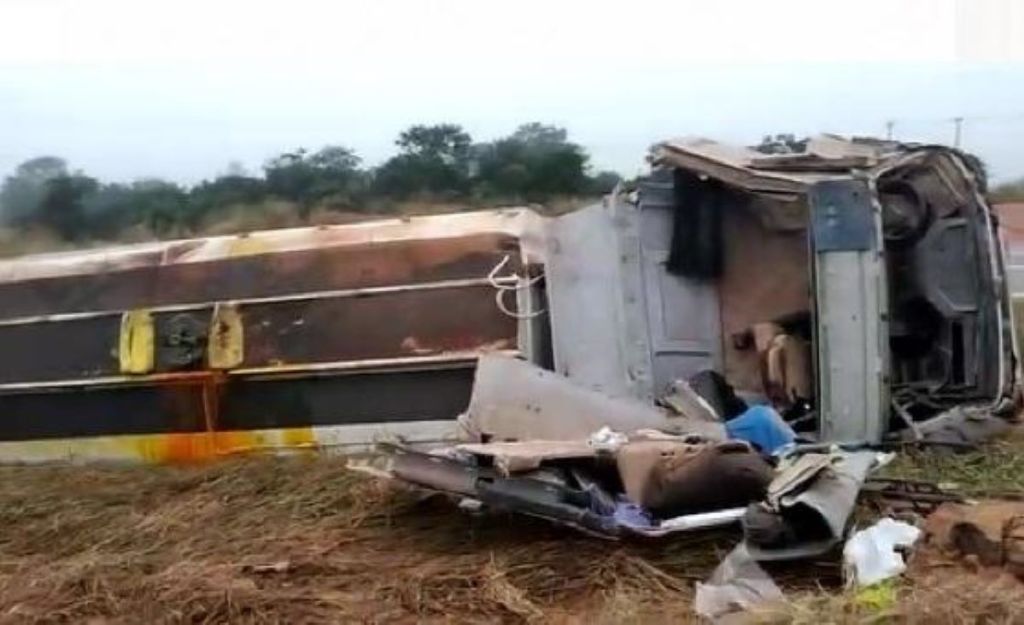 Carreta tomba na BR 364 motorista morre e dois ficam feridos 1