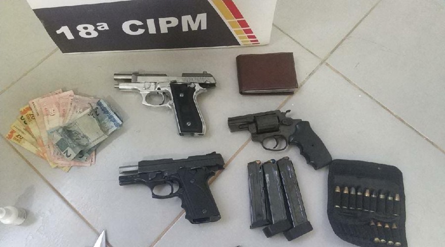 Cinco homens com pistolas e revólver suspeitos de cometer homicídio foram presos pela PM 1