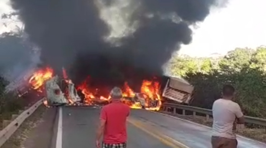 Após colisão violenta carretas pegam fogo e dois motoristas morrem carbonizados 1