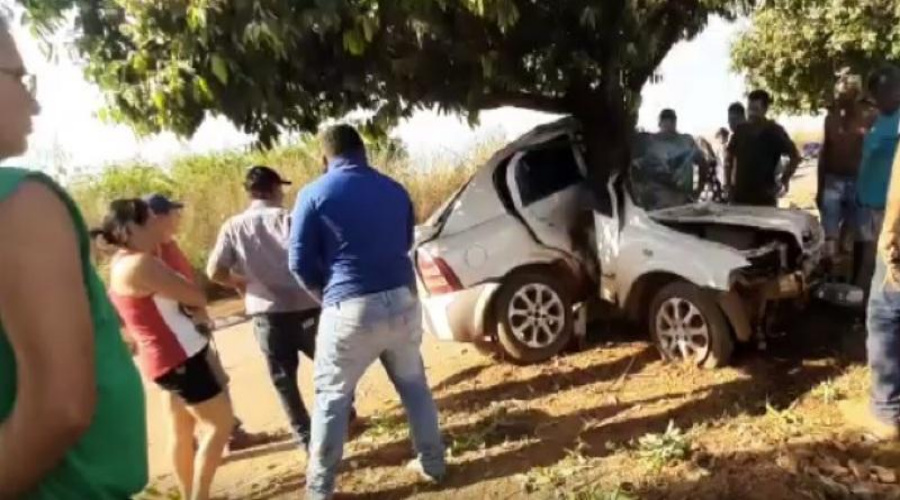 Duas pessoas morreram após veículo colidir em árvore e dobrar ao meio 1