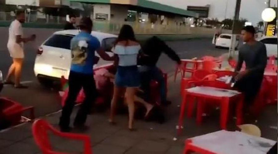 Pessoas trocam socos e ponta pés em lanchonete e tudo é registrado em vídeo 1