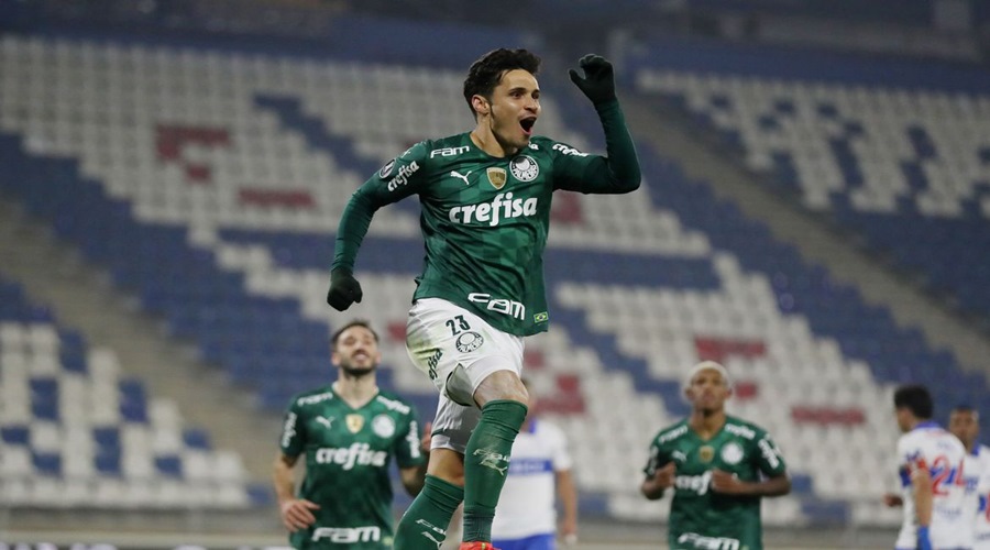 Com gol de Raphael Veiga, Palmeiras supera Universidad Católica 1