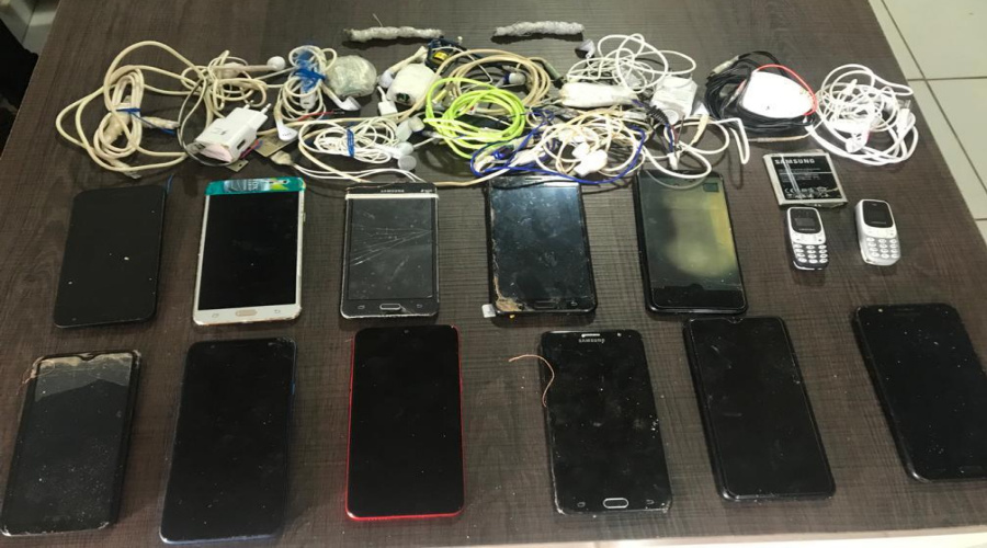 Após revista, policiais penais apreendem 13 celulares, drogas e carregadores na Mata Grande 1