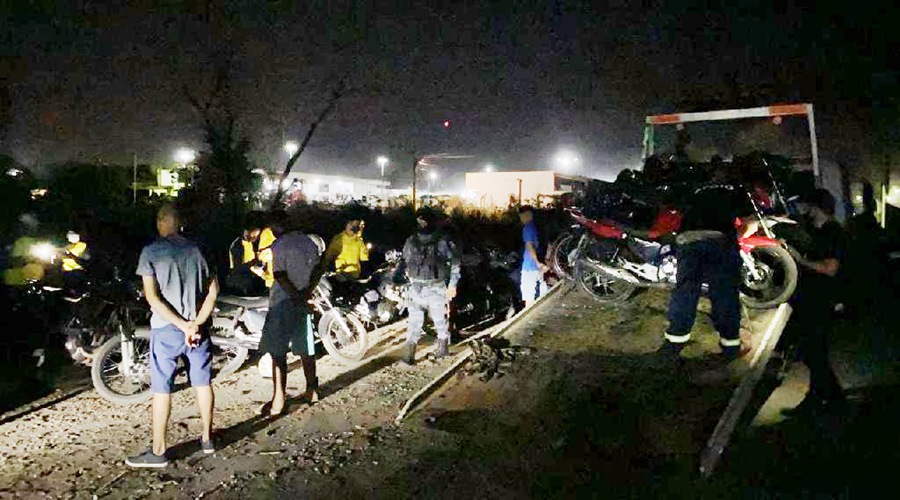 Motociclistas avançam contra PMs durante cerco, são contidos com tiros e 18 motocicletas são apreendidas 1