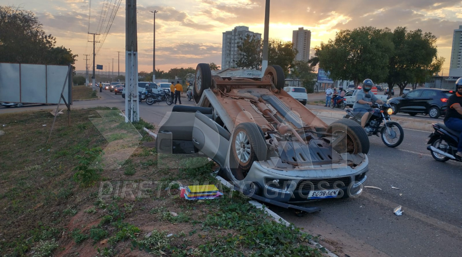 Sandero capota na Avenida dos Estudantes após colisão envolvendo três veículos 1