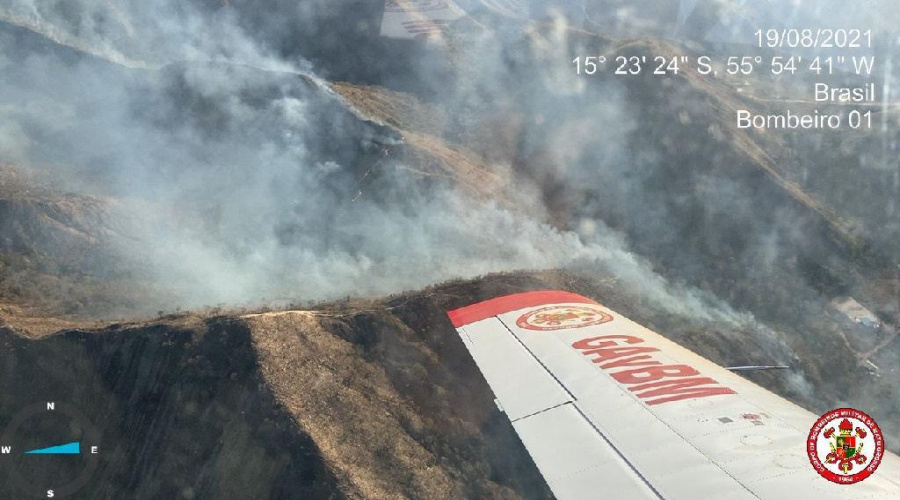 Corpo de Bombeiros utiliza três aeronaves para controlar incêndio em Chapada dos Guimarães 1