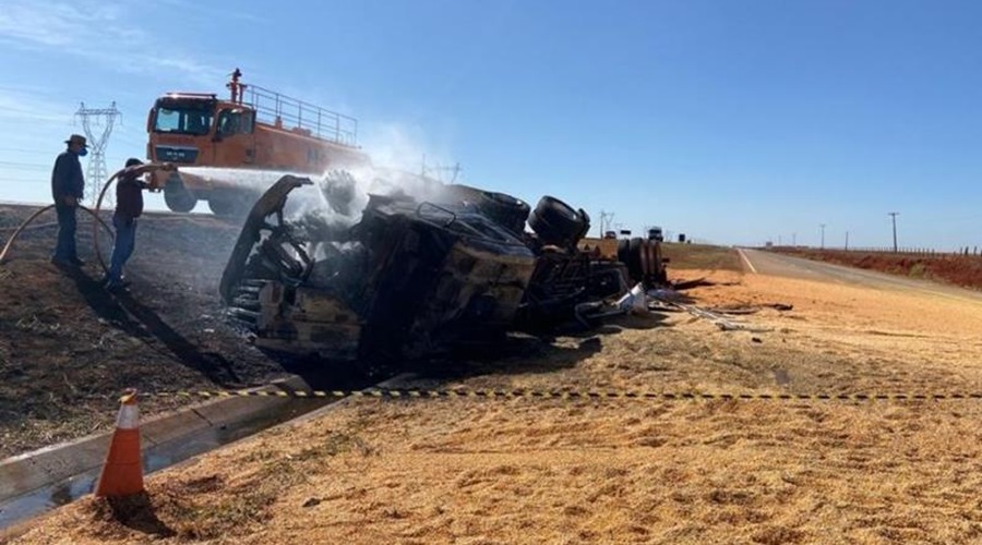 Carreta fica em chamas após tombar na BR 163 em Rondonópolis e motorista morre carbonizado 1