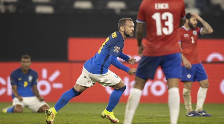 Eliminatórias: mesmo jogando mal, Brasil vence Chile 1