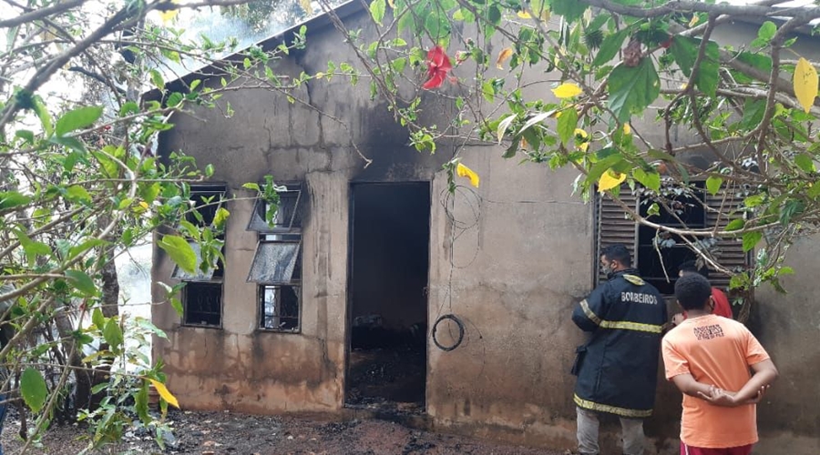 Homem tenta acabar com enxame de abelhas dentro de casa com tocha de fogo e acaba queimando a casa inteira 1