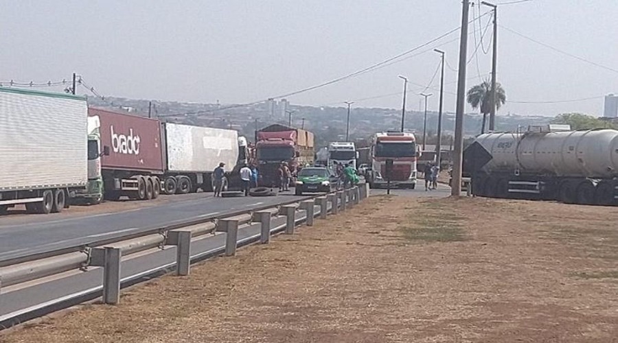 Em continuidade a manifestações caminhoneiros interditam parcialmente alguma rodovias de MT 1