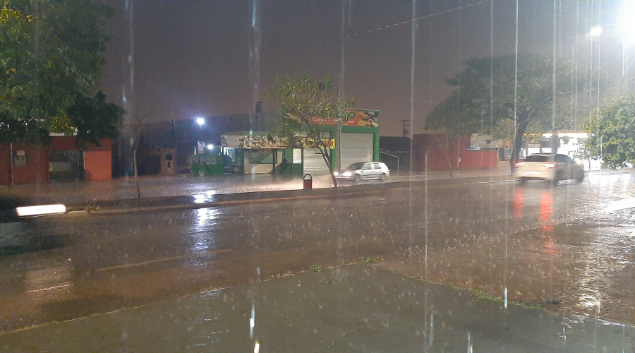 Chuva cai em Rondonópolis com bastante intensidade e ameniza o calor 1