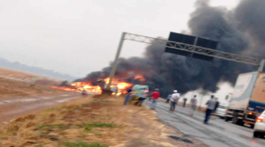 Carretas colidem de frente pegam fogo e três pessoas morrem 1