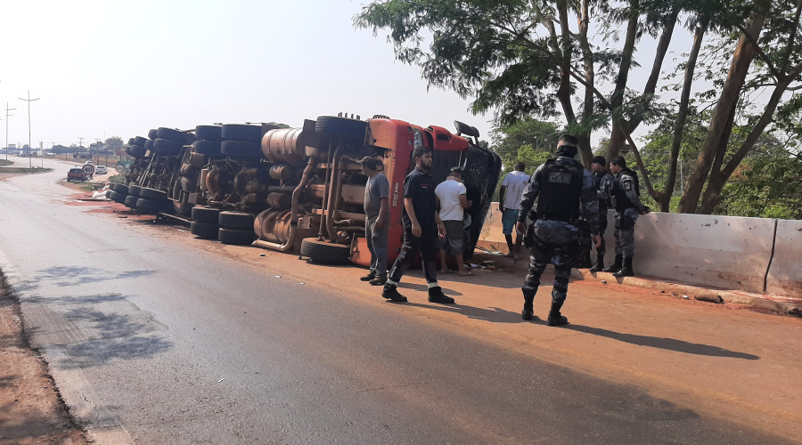 Carreta tomba na BR 364 em Rondonópolis e motorista fica ferido 1