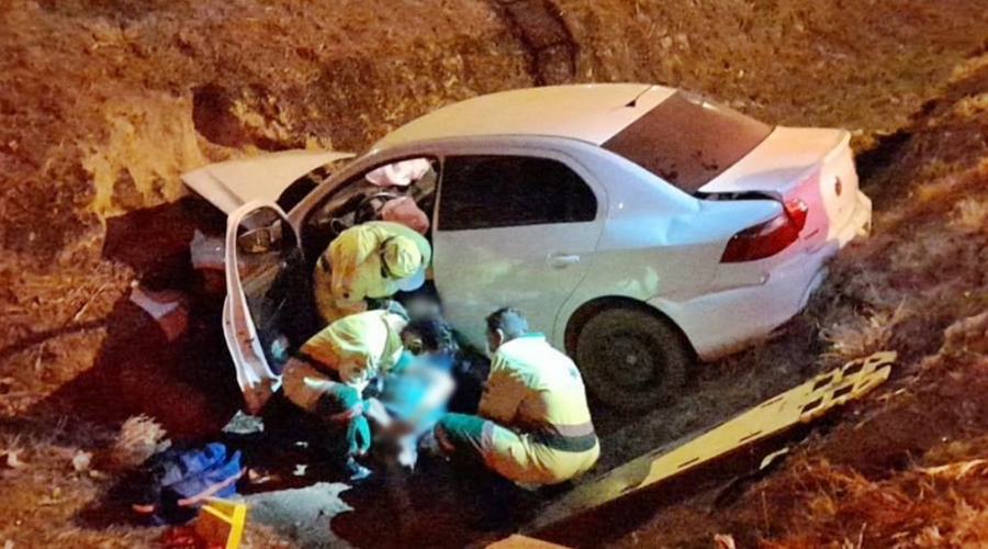 Condutor fica ferido após carro que dirigia cair em vala de escoamento de água em Sinop 1